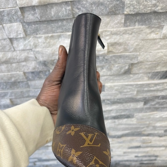 Selling brand new pair of Louis Vuitton heels in a womens sz 37- 1/2 - Picture 2 of 5